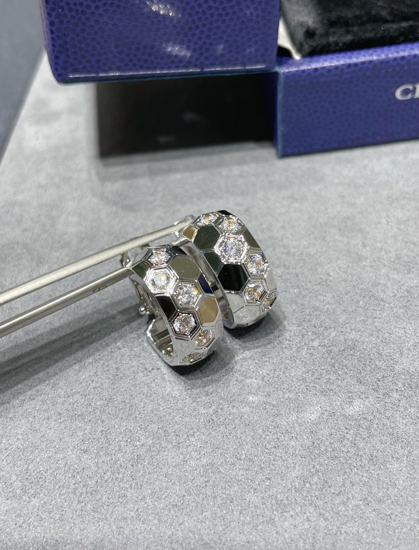 [⭐JeweliWhal]BEE LOVE DIAMOND HOOP EARRINGS