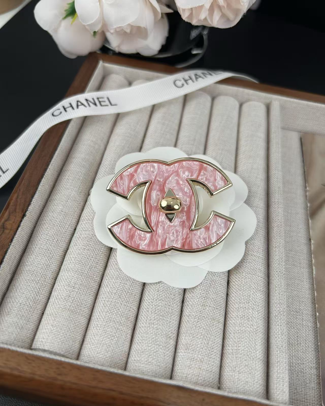 [⭐JeweliWhal]Pink Resin Classic Brooch 5cm