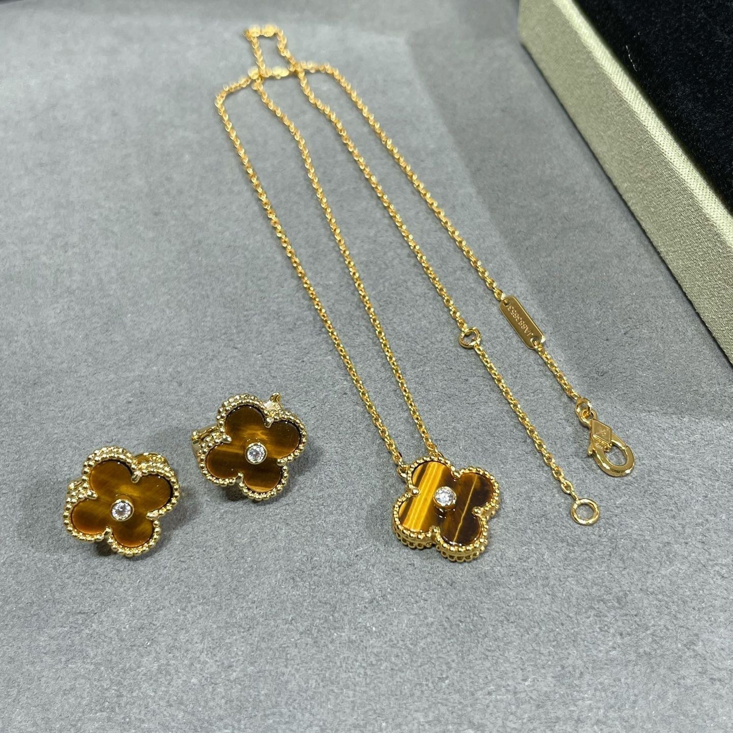 [⭐JeweliWhal]CLOVER 15MM DIAMOND AND YELLOW TIGER'S EYE AGATE necklace
