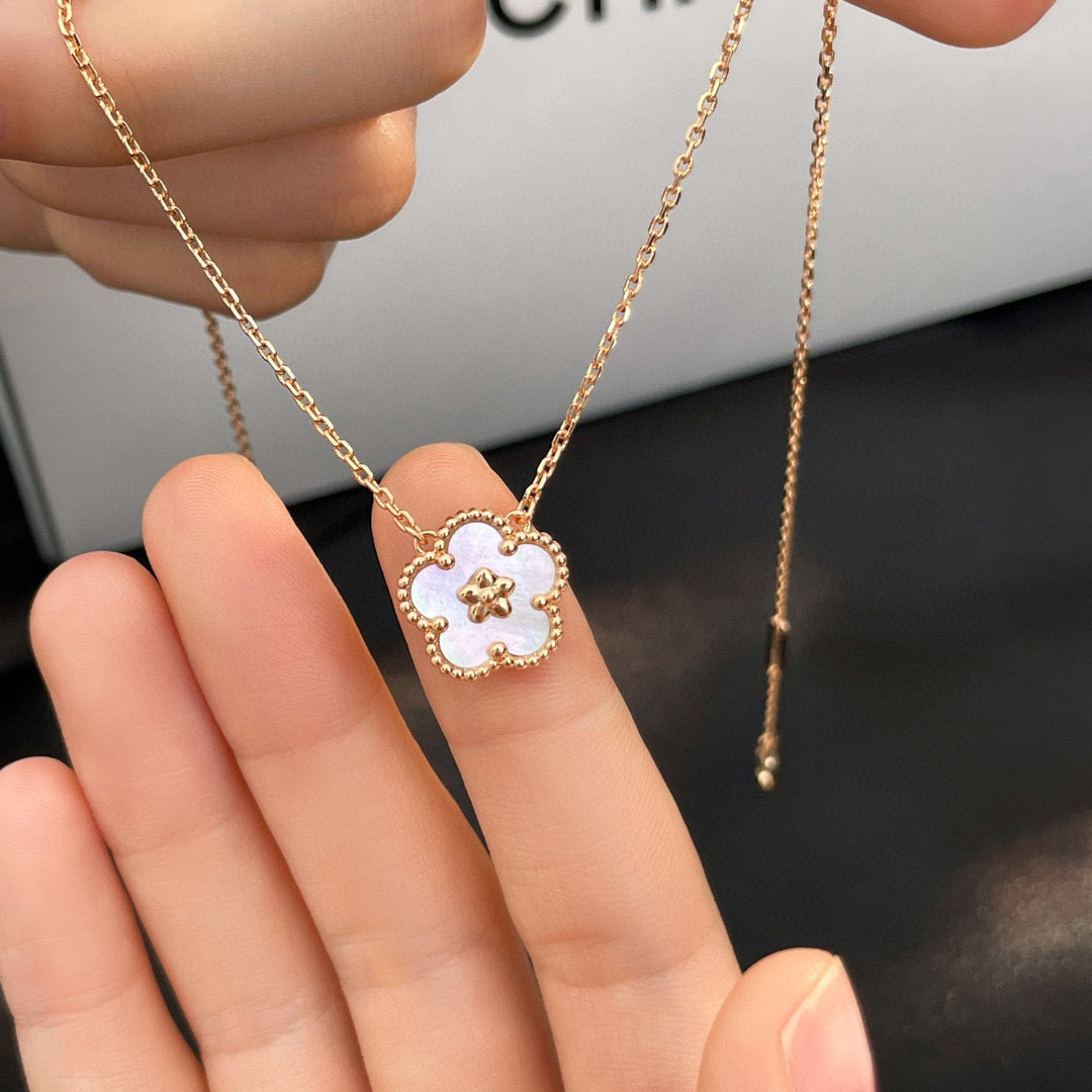 [⭐JeweliWhal]LUCKY  WHITE MOP  PLUM BLOSSOM NECKLACE